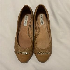 Steve Madden classy slip-on. Beige leather, gold chain. Size 39 or 8.5!